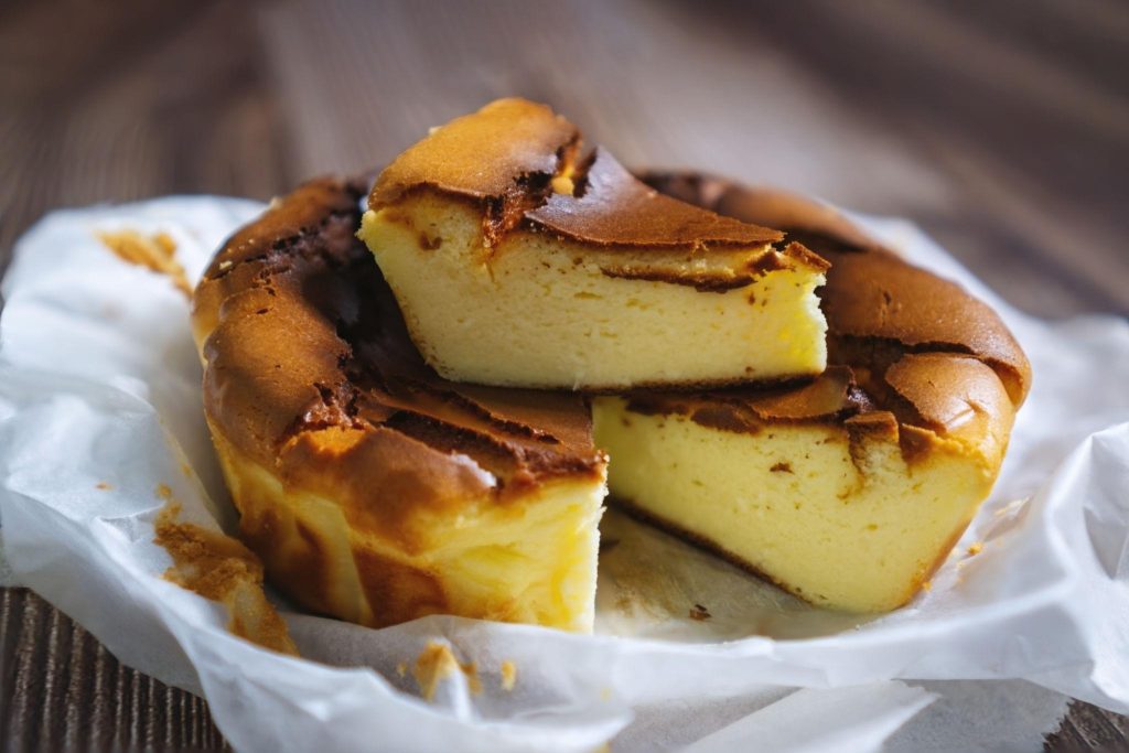 ánh Cheesecake nướng nguyên ổ với lớp vỏ vàng nâu hấp dẫn